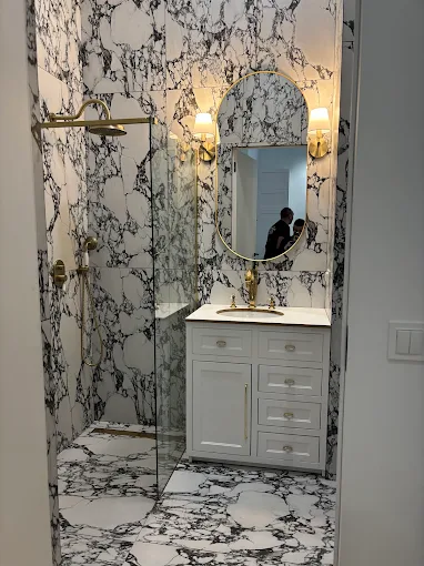 Łazienka Premium - Marmur - Luksusowa łazienka z dramatycznym czarno-białym marmurem | PROFESA BUD - Remonty i wykończenia wnętrz Warszawa