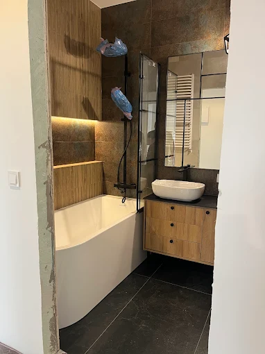 Łazienka Premium z Wanną - Luksusowa łazienka z drewnem, czarnymi płytkami i oświetleniem LED | PROFESA BUD - Remonty i wykończenia wnętrz Warszawa