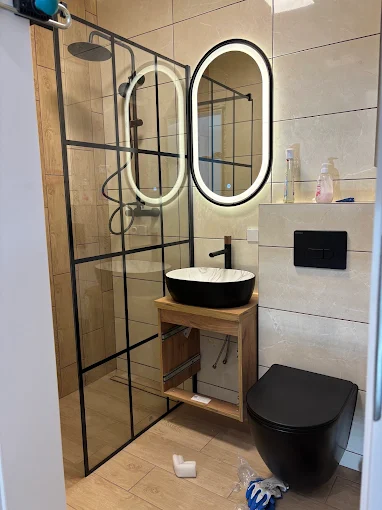 Łazienka Kompaktowa - Drewno i Czerń - Funkcjonalna łazienka z czarnymi dodatkami i drewnianymi elementami | PROFESA BUD - Remonty i wykończenia wnętrz Warszawa