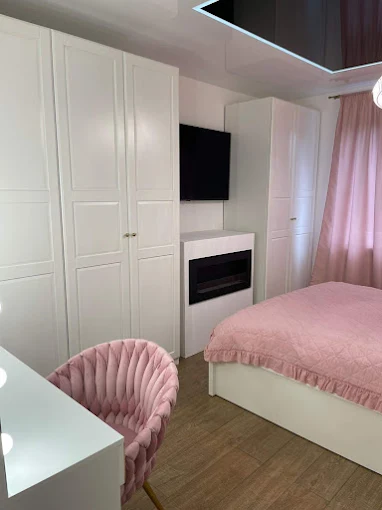 Elegancka Sypialnia - Biała sypialnia z różowymi akcentami i wbudowanymi szafami | PROFESA BUD - Remonty i wykończenia wnętrz Warszawa