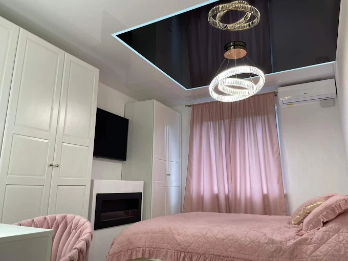 Sypialnia Premium - Luksusowa sypialnia z różowymi akcentami i podświetlanym sufitem | PROFESA BUD - Remonty i wykończenia wnętrz Warszawa