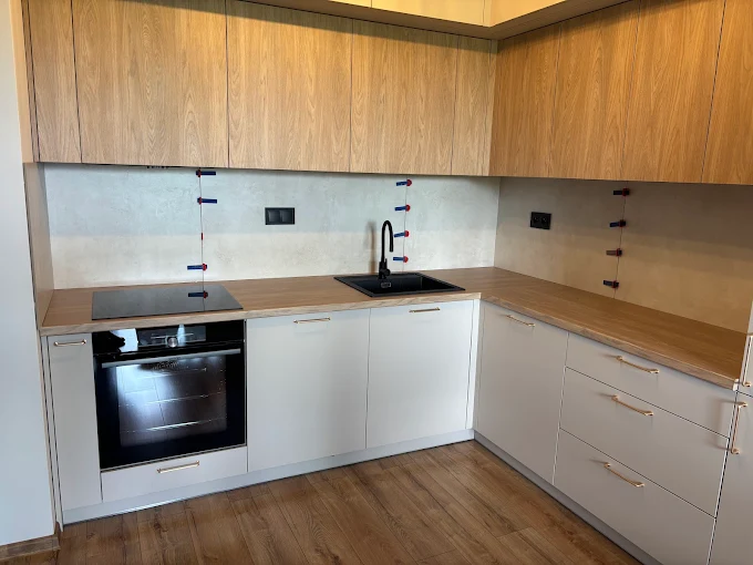 Kuchnia Nowoczesna - Białe szafki z drewnianymi blatami i górnymi szafkami | PROFESA BUD - Remonty i wykończenia wnętrz Warszawa