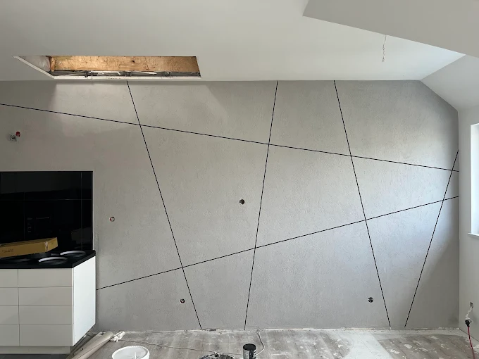 Salon z Betonowymi Panelami - Nowoczesny salon z geometrycznymi panelami betonowymi | PROFESA BUD - Remonty i wykończenia wnętrz Warszawa