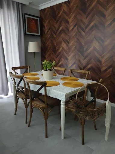 Jadalnia z Drewnianą Ścianą - Elegancka jadalnia z efektowną ścianą w jodełkę | PROFESA BUD - Remonty i wykończenia wnętrz Warszawa