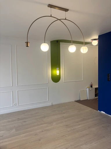 Salon Minimalistyczny - Białe panele ścienne z nowoczesnym oświetleniem i zielonymi akcentami | PROFESA BUD - Remonty i wykończenia wnętrz Warszawa